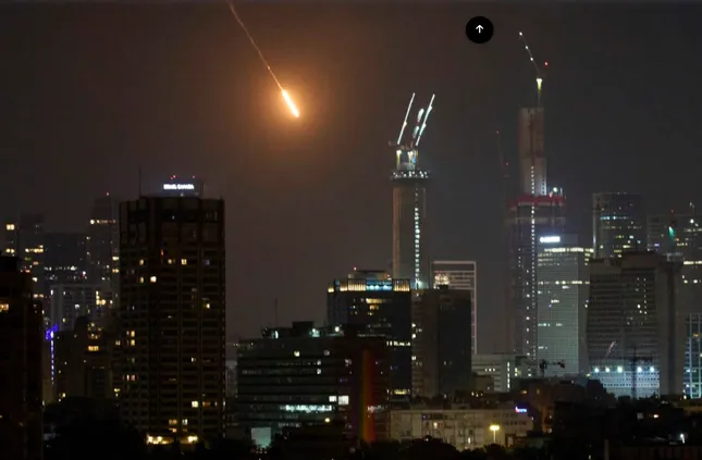 Một tên lửa bắn vào thành phố Tel Aviv của Israel tối 13/6. (Ảnh: AP)