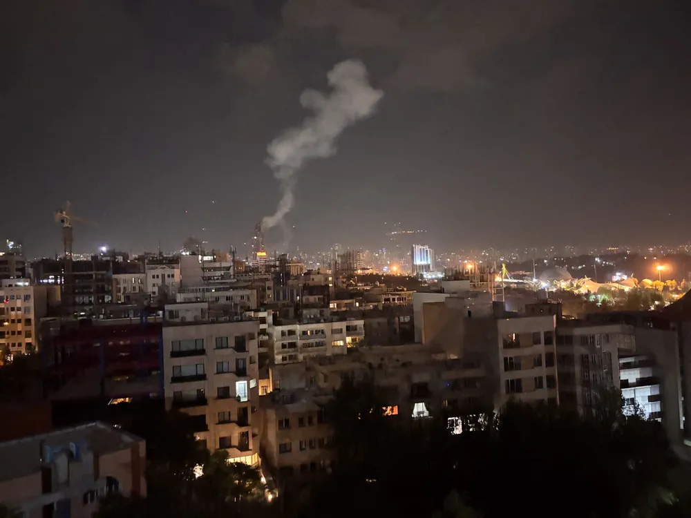 Khói bốc lên sau cuộc không kích của Israel vào Iran rạng sáng 13-6.. Ảnh: AFP