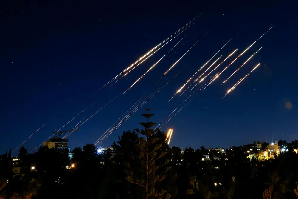 Tên lửa Iran bắn về phía Israel hôm 14-6. Ảnh: AFP