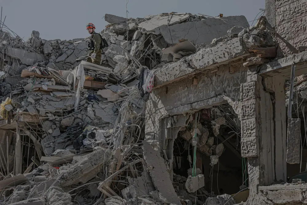 Tòa nhà tại Rishon LeZion (Israel) bị tên lửa Iran ảnh hưởng. Ảnh: THE NEW YORK TIMES
