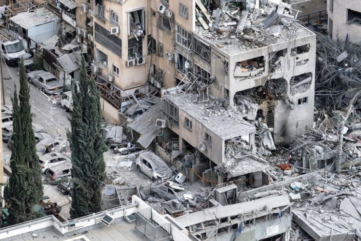 Một khu nhà ở Israel bị hư hại do hỏa lực Iran. Ảnh: Reuters