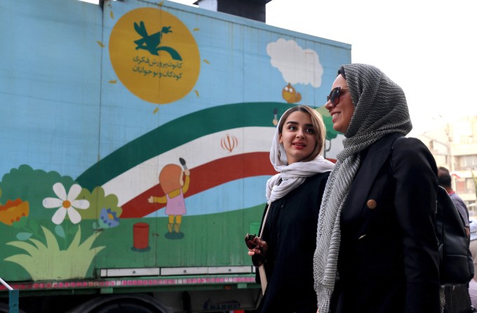 Hai phụ nữ Iran đi bộ trên Quảng trường Enghlab ở thủ đô Tehran, Iran, ngày 24/6. Ảnh: AFP
