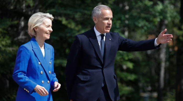 Chủ tịch Ủy ban châu Âu Ursula von der Leyen và Thủ tướng Canada Mark Carney tại Hội nghị Thượng đỉnh G7 ở Alberta, Canada, ngày 15-17/6/2025. Ảnh: Shutterstock