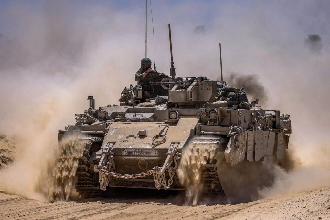 Một thiết giáp của Israel ở Gaza hôm 20/5. Ảnh: Jamal Awad