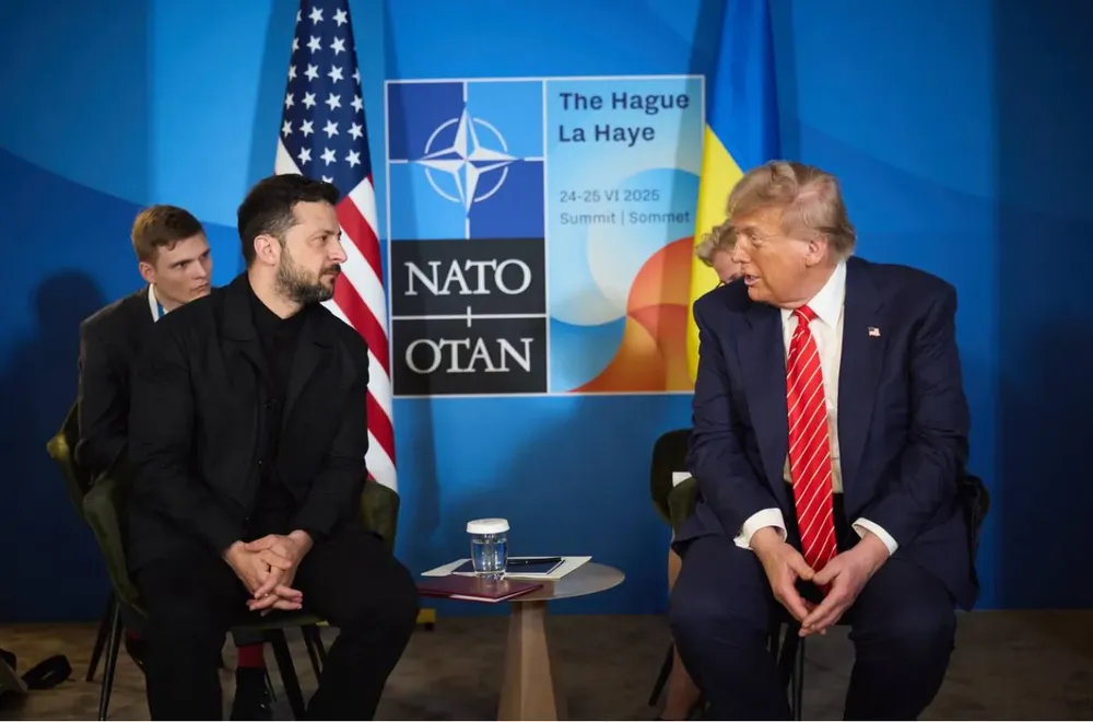 Tổng thống Ukraine Volodymyr Zelensky (trái) gặp Tổng thống Mỹ Donald Trump bên lề Hội nghị thượng đỉnh NATO tại Hà Lan ngày 25-6. Ảnh: TELEGRAM/TỔNG THỐNG VOLODYMYR ZELENSKY