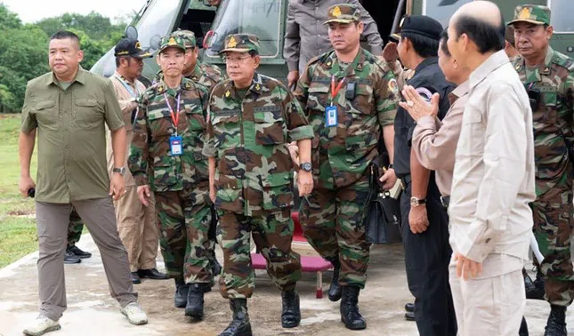 Ông Hun Sen thăm lực lượng đóng tại tỉnh biên giới Uddar Meanchey. (Ảnh: Khmer Times)