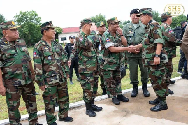 Chủ tịch Thượng viện Campuchia Hun Sen thăm biên giới giữa căng thẳng với Thái Lan - 1
