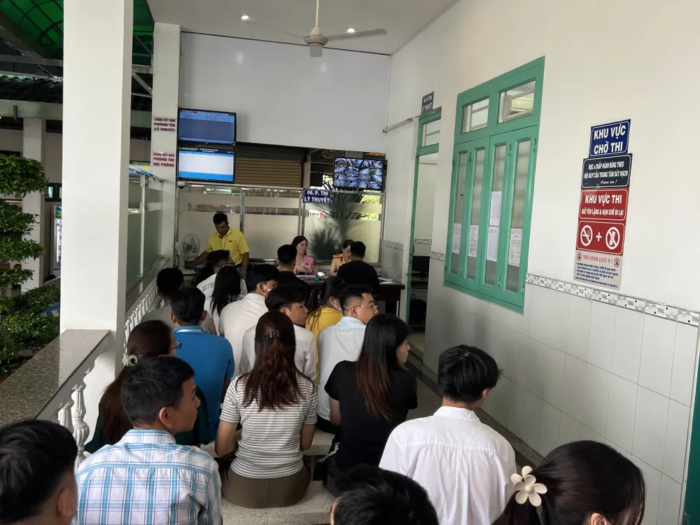 Người muốn thi lý thuyết bằng lái xe có thể liên hệ các đơn vị đào tạo để ôn tập bộ đề mới. Ảnh: TN