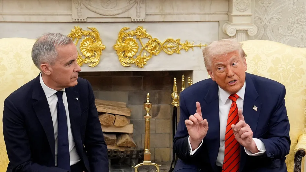 Tổng thống Mỹ Donald Trump (phải) và Thủ tướng Canada Mark Carney tại Nhà Trắng, thủ đô Washington, D.C (Mỹ) ngày 6-5. Ảnh: Adrian Wyld/THE CANADIAN PRESS