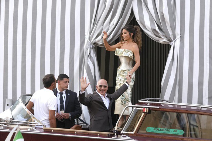 Jeff Bezos (giữa bên trái) và Lauren Sanchez (giữa bên phải) rời khách sạn để đến buổi tiệc tiền đám cưới tại TP Venice - Ý, hôm 26-6. Ảnh: AP