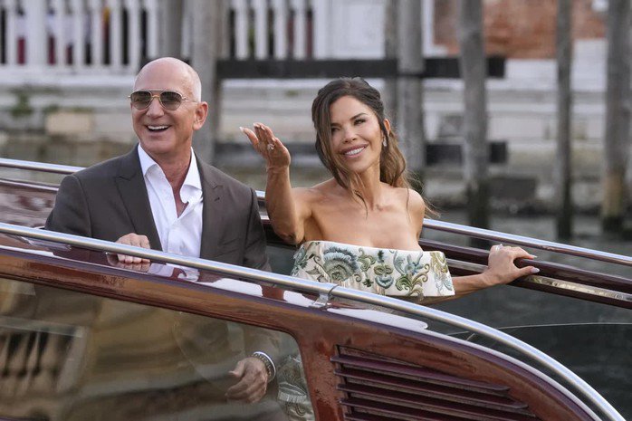 Jeff Bezos (trái) và Lauren Sanchez rời khách sạn để đến buổi tiệc tiền đám cưới tại TP Venice - Ý, ngày 26-6. Ảnh: AP