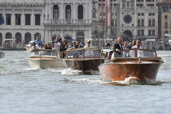 Thuyền chở tỉ phú Jeff Bezos đi ngang qua Quảng trường Thánh Mark trước thềm lễ cưới tại TP Venice ngày 27-6. Ảnh: AP