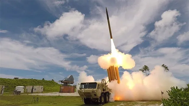 Mỗi tổ hợp THAAD bao gồm sáu đến chín bệ phóng gắn trên xe tải, mỗi bệ mang tám tên lửa đánh chặn, một radar AN/TPY-2 và một trung tâm chỉ huy.