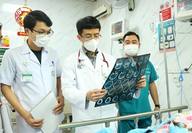 PGS.TS Mai Duy Tôn (đứng giữa) thăm khám cho bệnh nhân đang điều trị tại Trung tâm Đột quỵ - Bệnh viện Bạch Mai