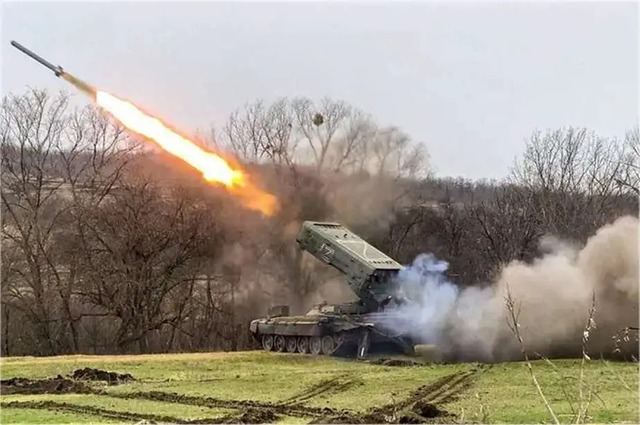 Hệ thống phóng tên lửa nhiệt áp TOS-1A của Nga. (Nguồn: Bộ Quốc phòng Nga)