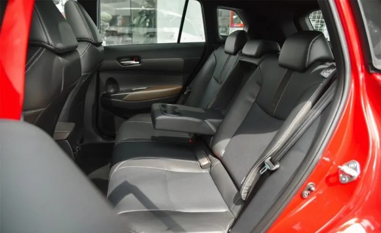 1atoyota8-1749491983-154-width740height454 So găng HR-V và Corolla Cross Hybrid: Ai là "gà chiến", ai là "thóc vàng"? - 14