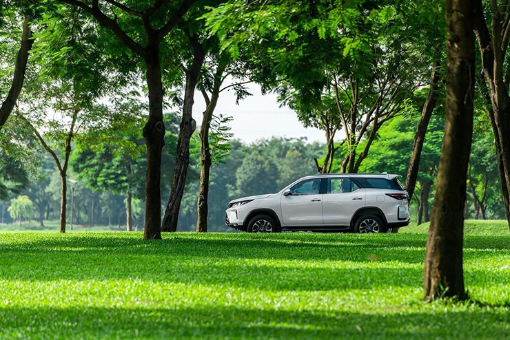 24-1749475381-668-width740height494 Giá xe Toyota Fortuner lăn bánh các phiên bản cập nhật tháng 6/2025 - 8