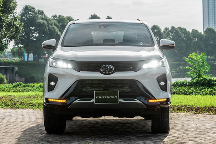 3-1749475381-911-width740height494 Giá xe Toyota Fortuner lăn bánh các phiên bản cập nhật tháng 6/2025 - 4