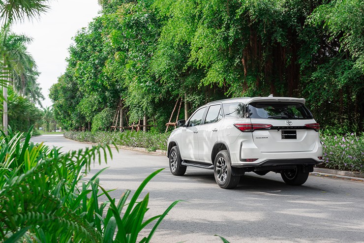6-1749475381-485-width740height494 Giá xe Toyota Fortuner lăn bánh các phiên bản cập nhật tháng 6/2025 - 7
