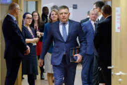 adt1740912502-thu-tuong-slovakia-robert-fico-ny-ti__anh_cat_3_2 Slovakia tuyên bố sẽ ngừng viện trợ tài chính, quân sự cho Ukraine