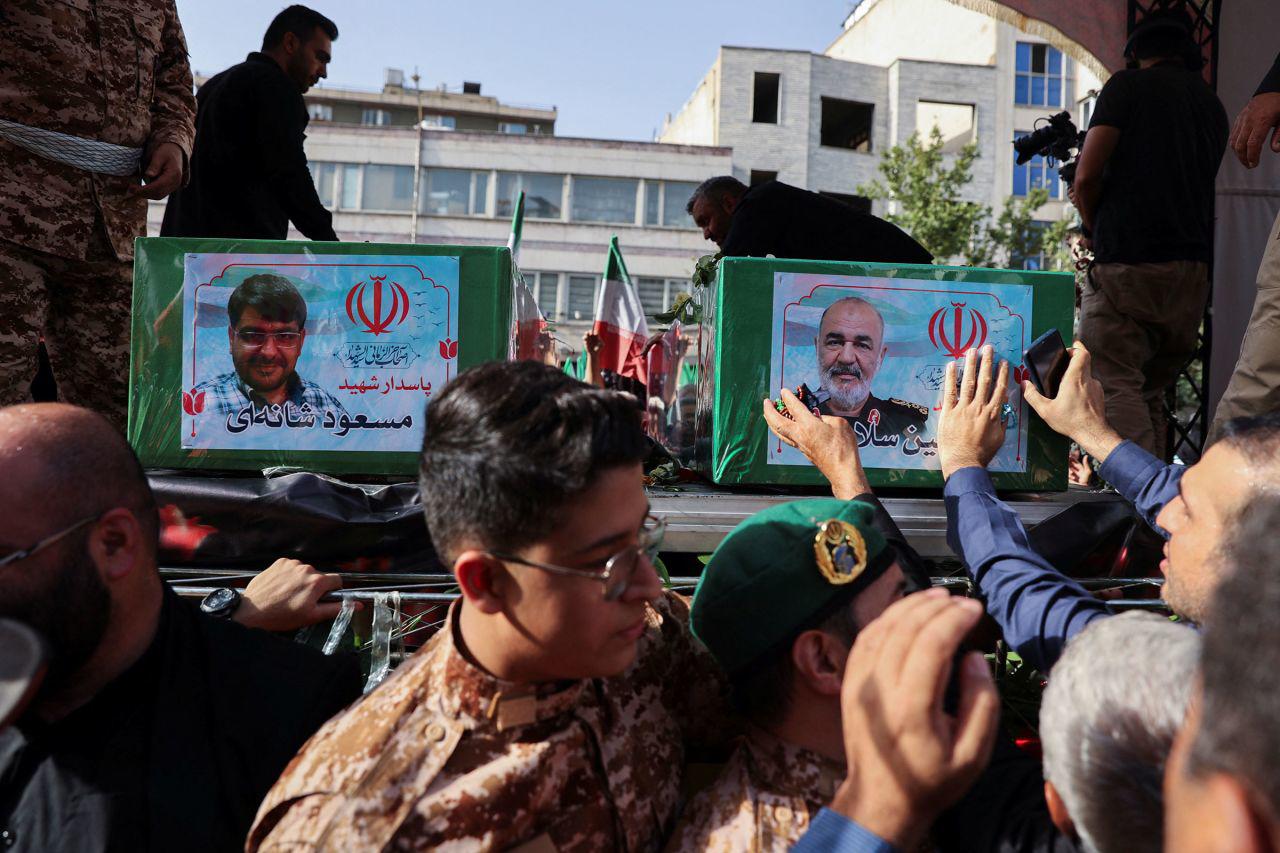 Nhiều người cố gắng chạm vào linh cữu của các chỉ huy Iran thiệt mạng (ảnh: Reuters)