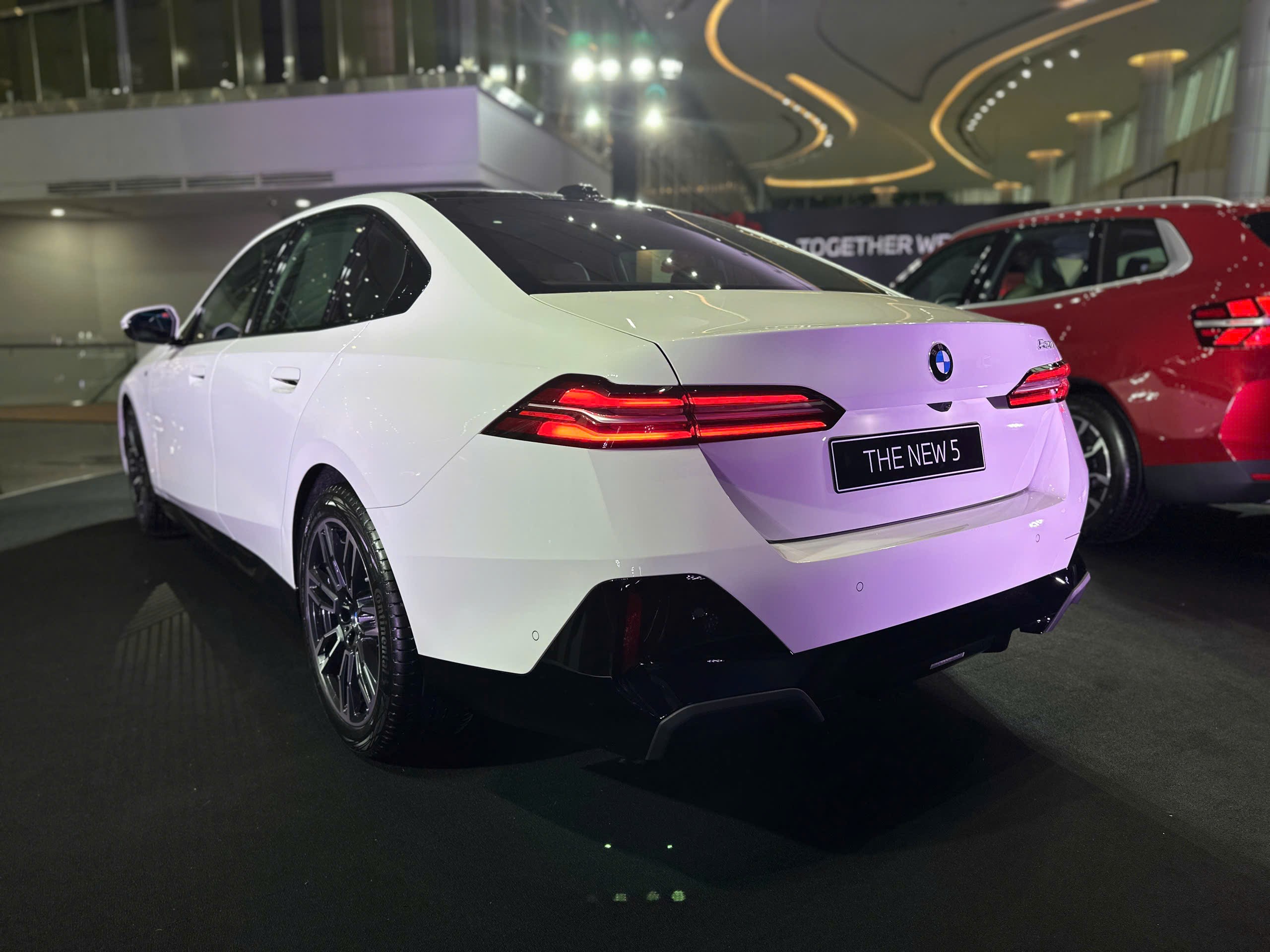 Cận cảnh BMW 5-Series mới tại Việt Nam, giá gần 2,6 tỷ đồng - 2