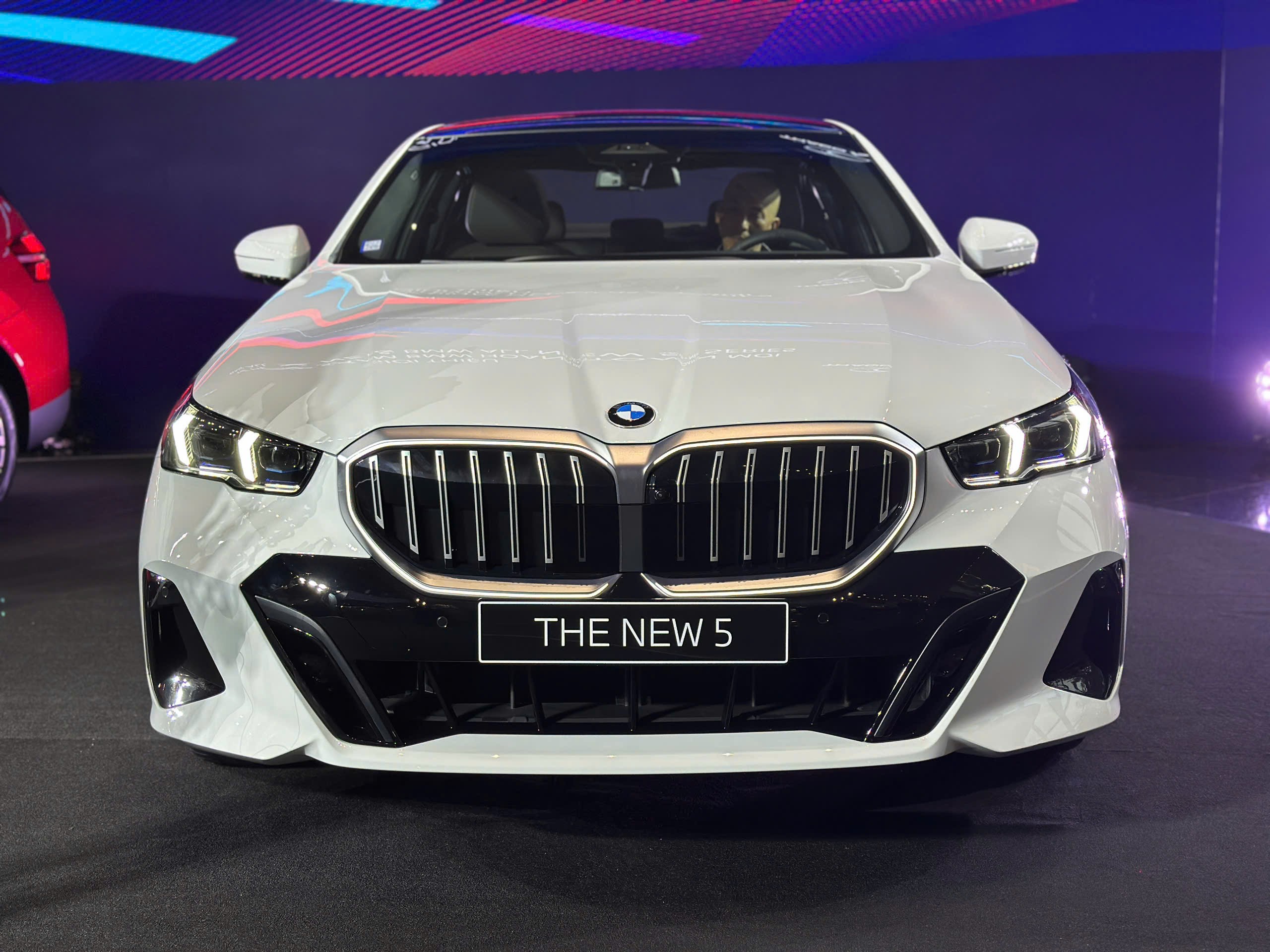 Cận cảnh BMW 5-Series mới tại Việt Nam, giá gần 2,6 tỷ đồng - 6