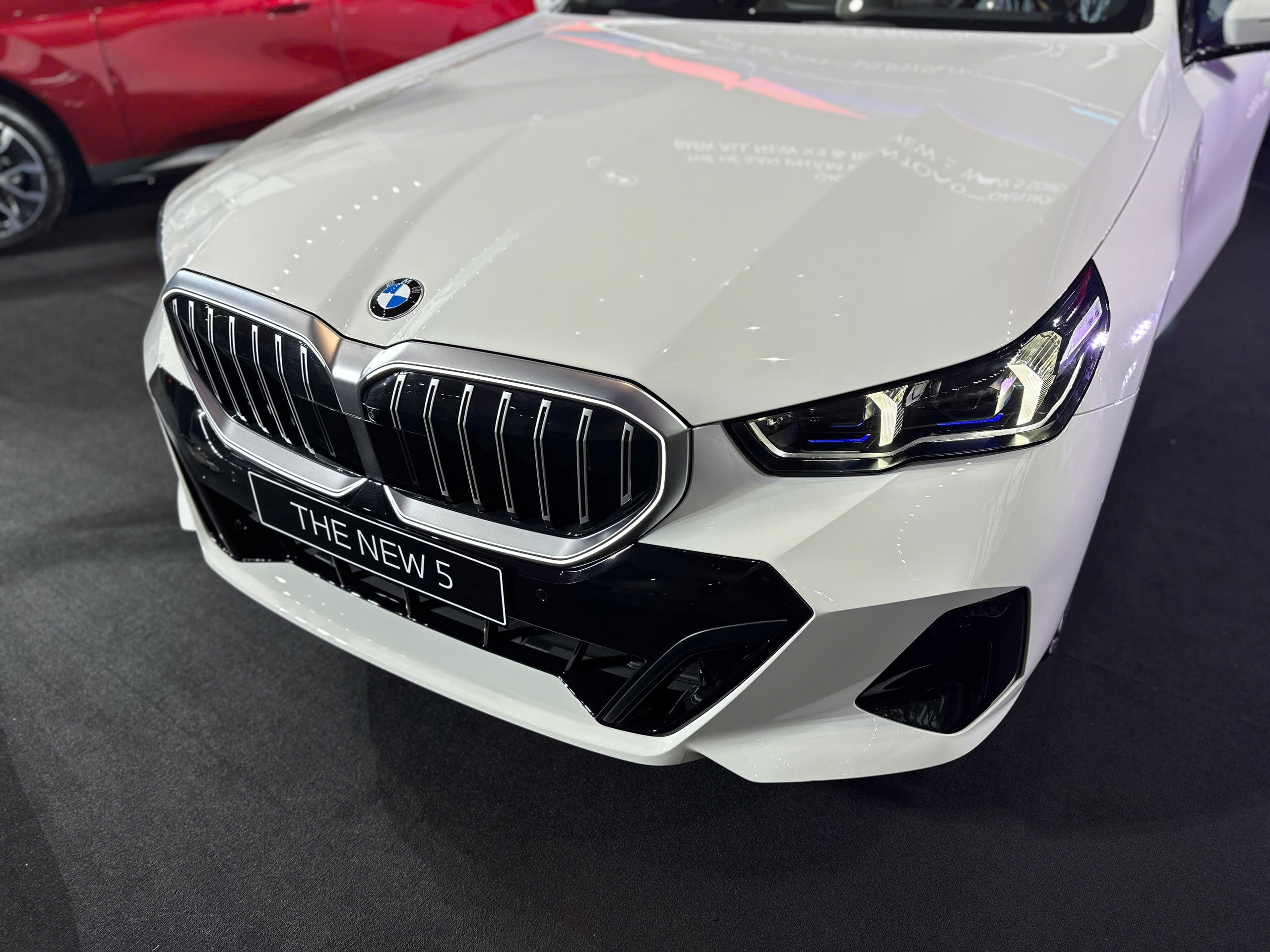 Cận cảnh BMW 5-Series mới tại Việt Nam, giá gần 2,6 tỷ đồng - 4