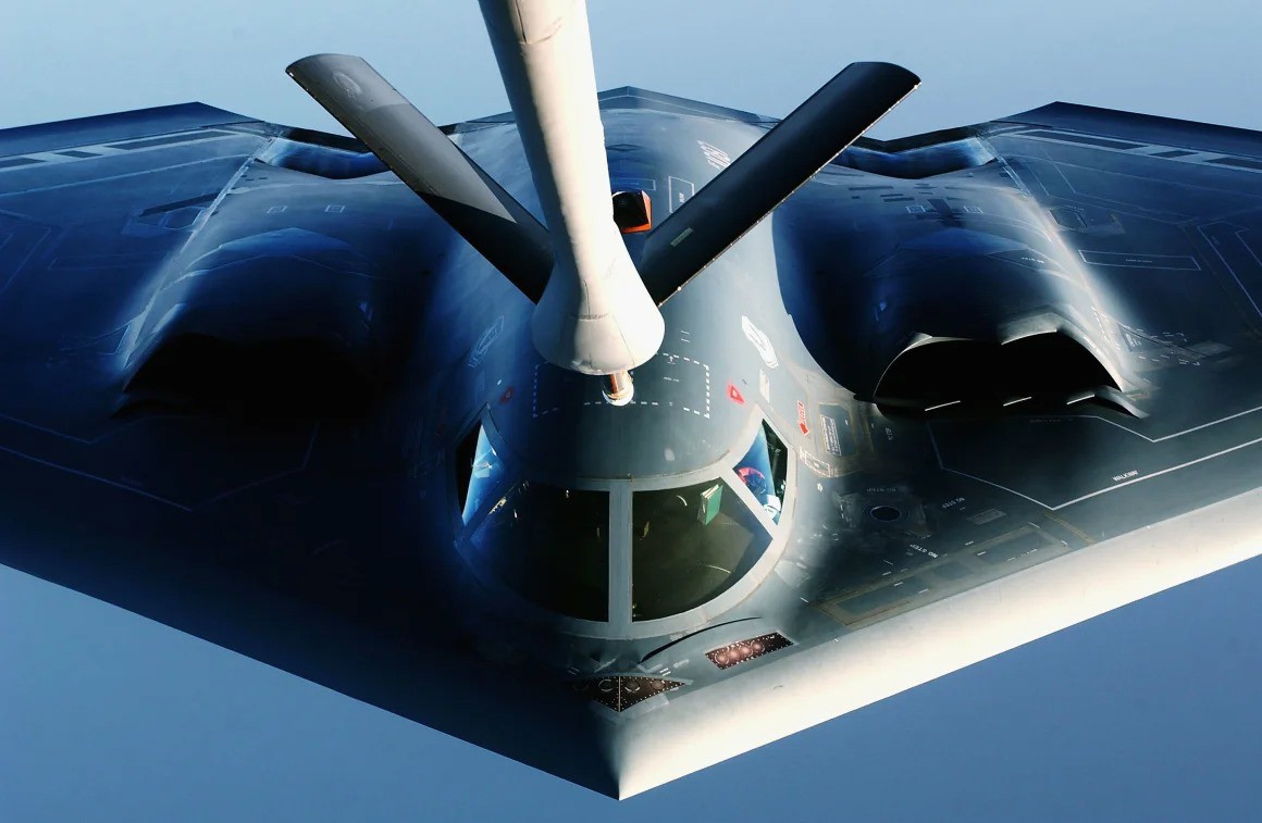 Cận cảnh "quái vật" B-2 tiếp nhiên liệu trên không. Ảnh: USAF