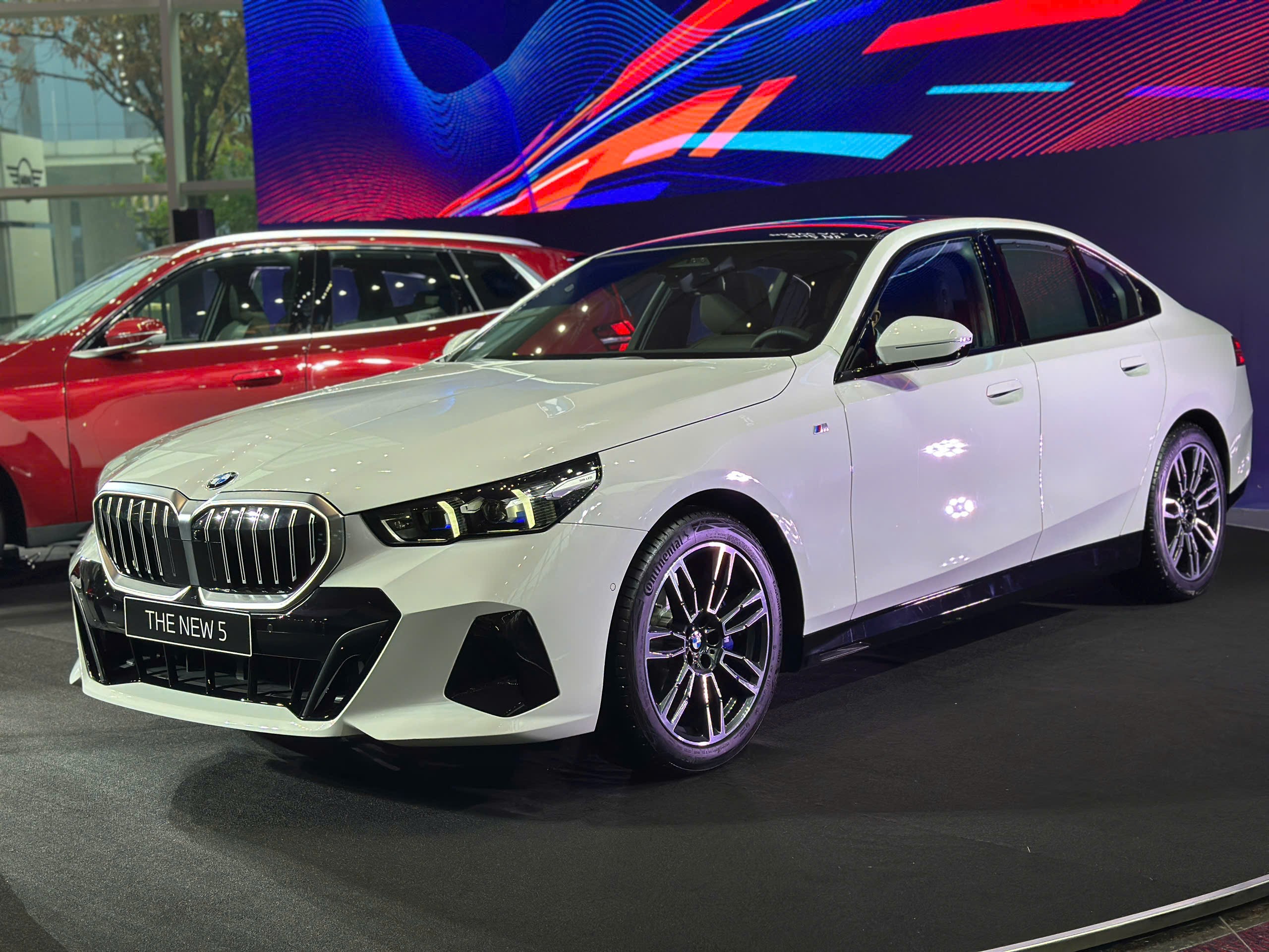 Cận cảnh BMW 5-Series mới tại Việt Nam, giá gần 2,6 tỷ đồng - 1
