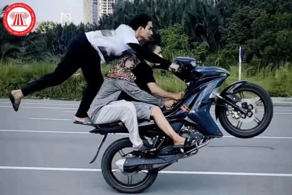Điều khiển xe mô tô chạy bằng một bánh bị tịch thu xe đúng không? Có bị trừ điểm giấy phép lái xe không?