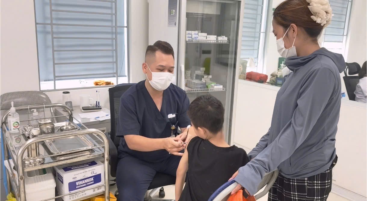 Bác sĩ thăm khám cho bệnh nhân.