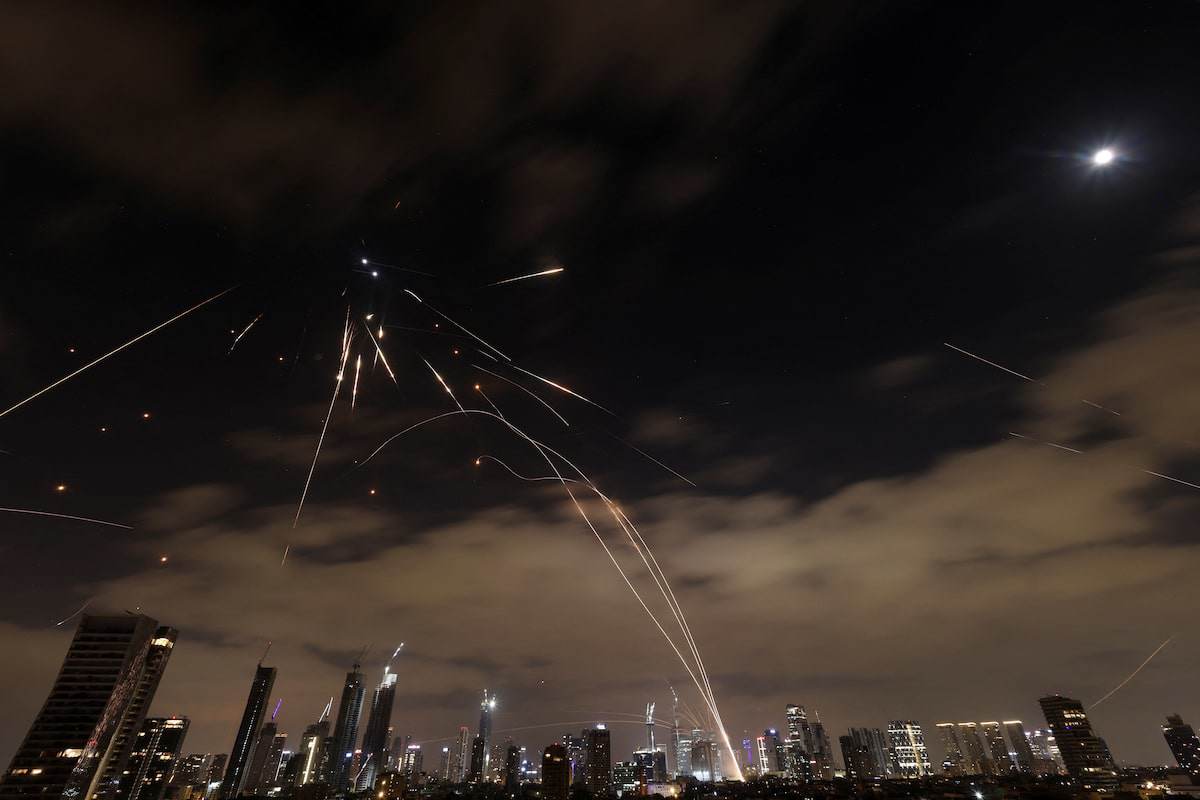 Các hệ thống phòng không Israel được kích hoạt đánh chặn tên lửa Iran. Ảnh: Reuters.