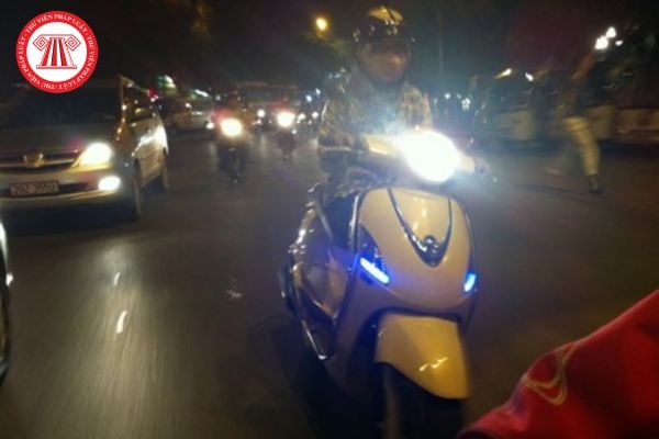 den-chieu-sang-1 Có được tự ý lắp thêm thiết bị ánh sáng cho xe máy không? Tự ý lắp thêm thiết bị ánh sáng cho xe máy bị phạt bao nhiêu 2025?