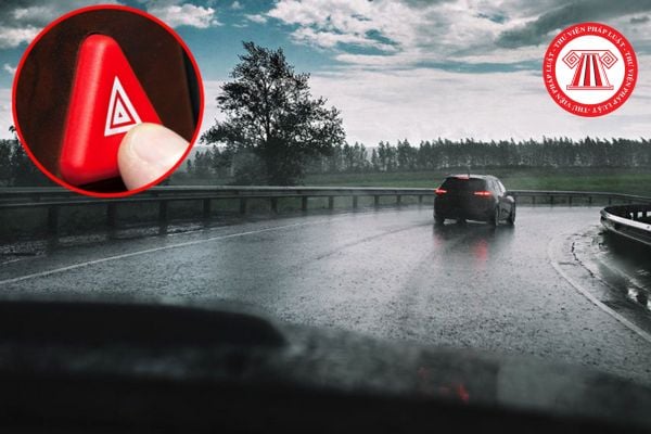 Xe ô tô có được bật đèn khẩn cấp khi trời mưa không? Khi trời mưa xe ô tô phải bật đèn gì khi tham gia giao thông?