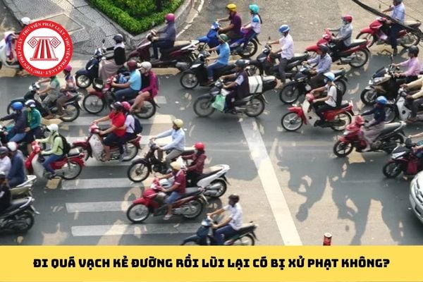 Đi quá vạch kẻ đường rồi lùi lại có bị xử phạt không?