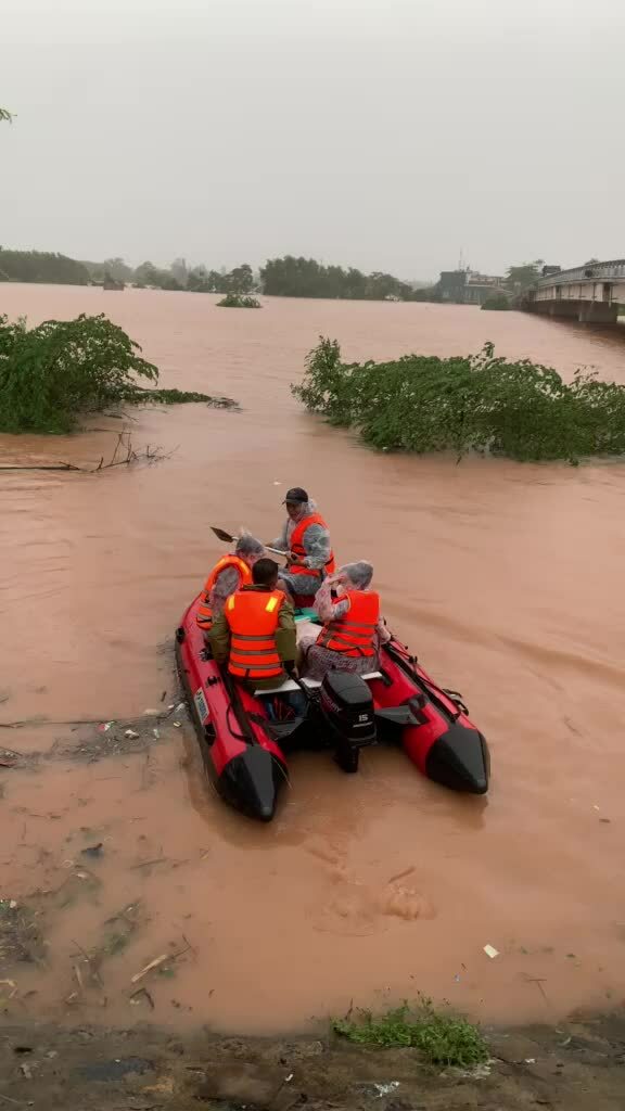 Đưa sản phụ đi đẻ bằng cano khi lũ dâng cao