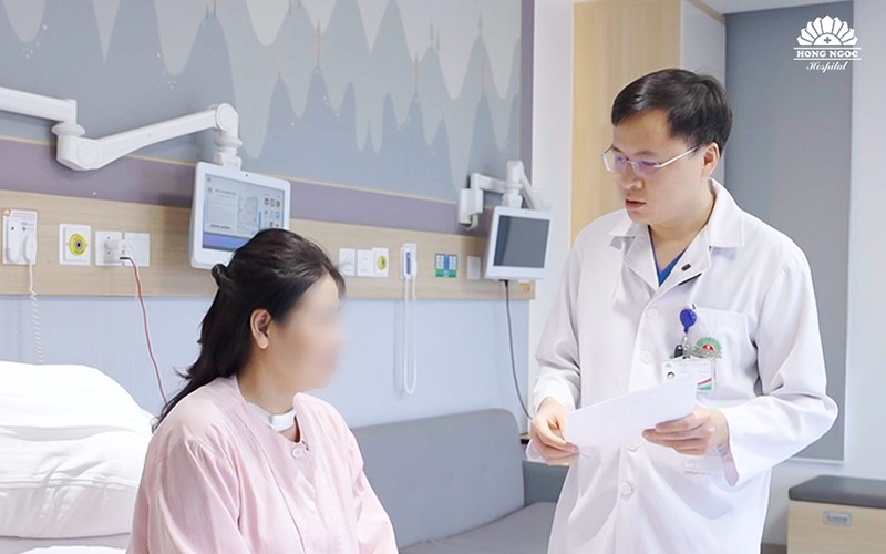 Bác sĩ Quang tư vấn tận tình cho bệnh nhân ung thư giáp