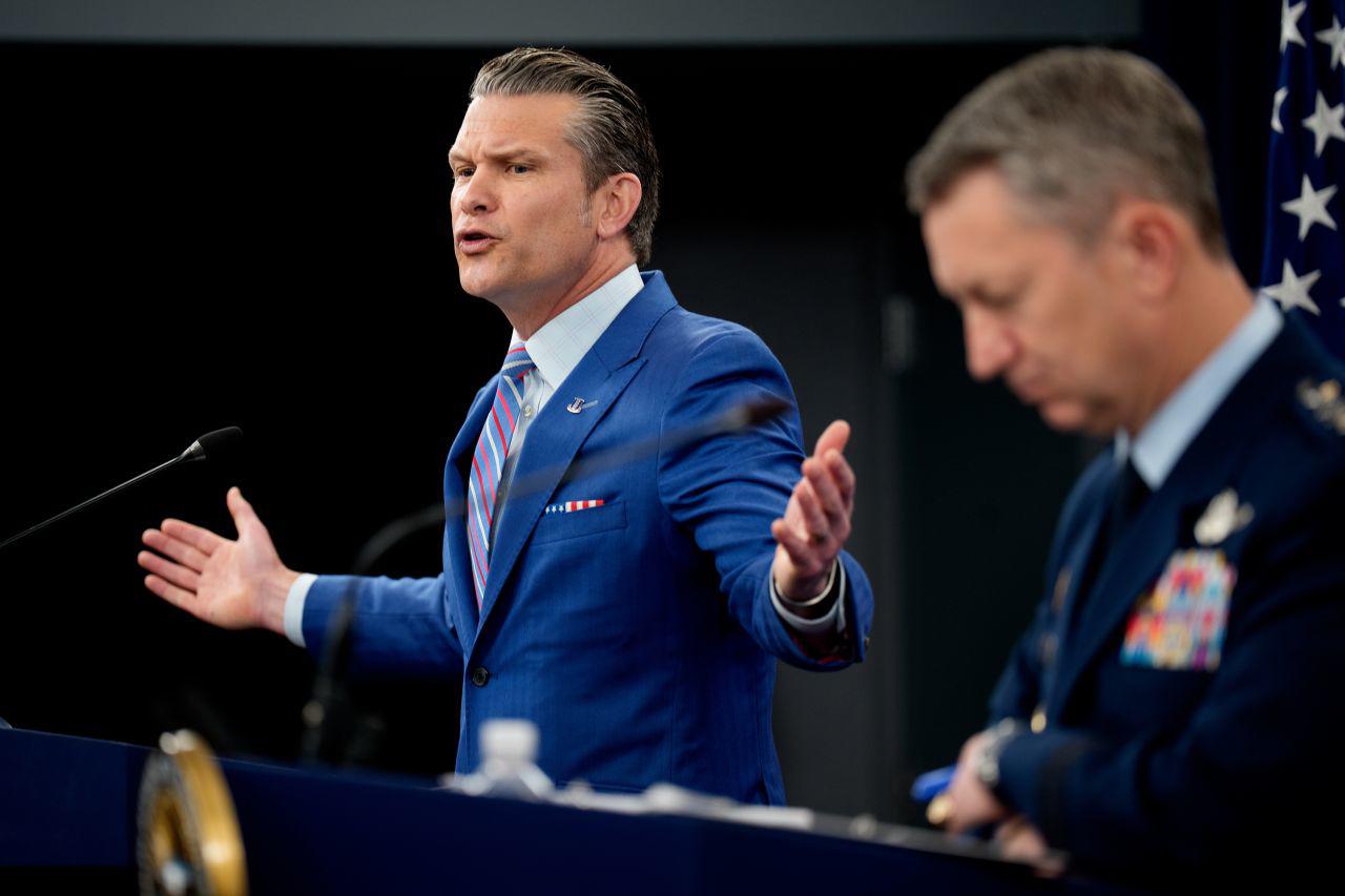 Ông Hegseth trong cuộc họp báo hôm 26/6 (ảnh: Getty)