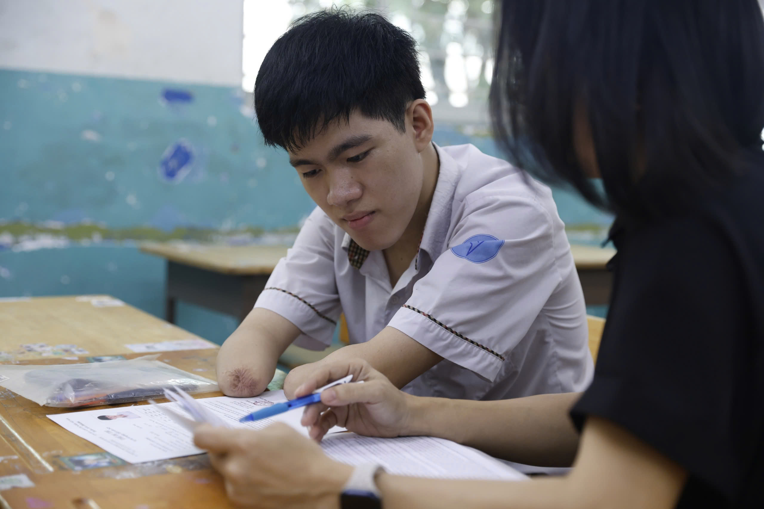 Nam sinh cụt tứ chi muốn tự viết bài thi tốt nghiệp dù được miễn