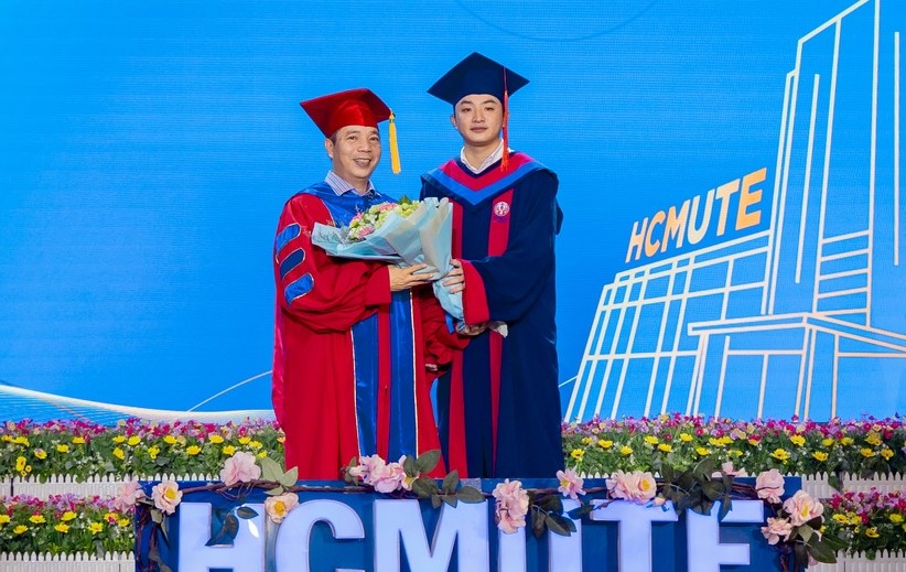 Nam sinh tốt nghiệp sớm tiêu biểu: 'Hành trang là niềm tin của mẹ và sổ hộ nghèo'