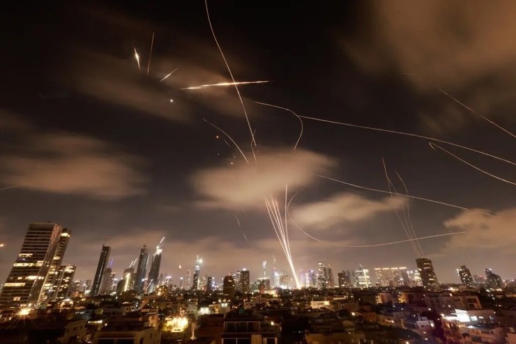 Tên lửa phòng không soi sáng bầu trời đêm ở Israel. Ảnh: AFP.