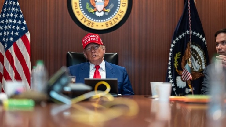 Hai ngày sau khi ra lệnh dội bom Iran, Tổng thống Mỹ Donald Trump đã dàn xếp một thỏa thuận ngừng bắn giữa Iran và Israel. Ảnh: Reuters.