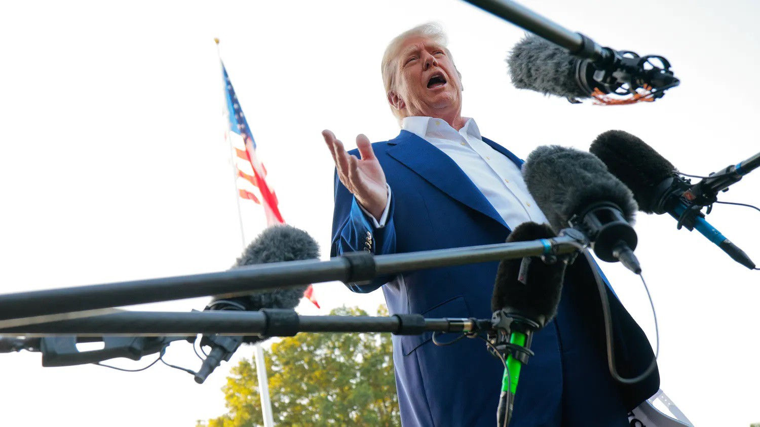 Ông Trump trả lời báo giới trước khi lên đường tới The Hague (ảnh: CNN)