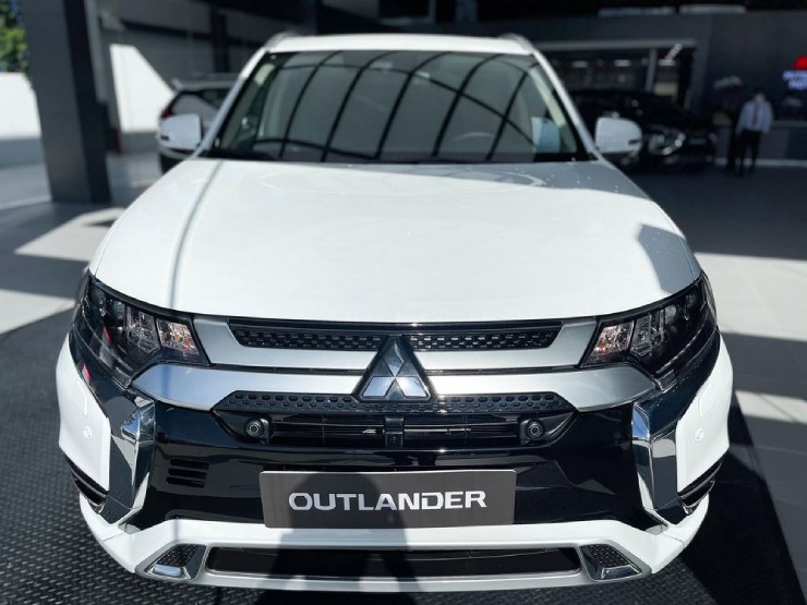 out1-1751068583-651-width740height555 Ngắm chi tiết dòng SUV Mitsubishi Outlander giá từ 825 triệu đồng - 4