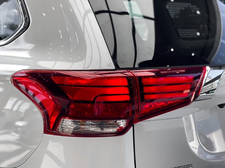 out10-1751068612-444-width740height555 Ngắm chi tiết dòng SUV Mitsubishi Outlander giá từ 825 triệu đồng - 10