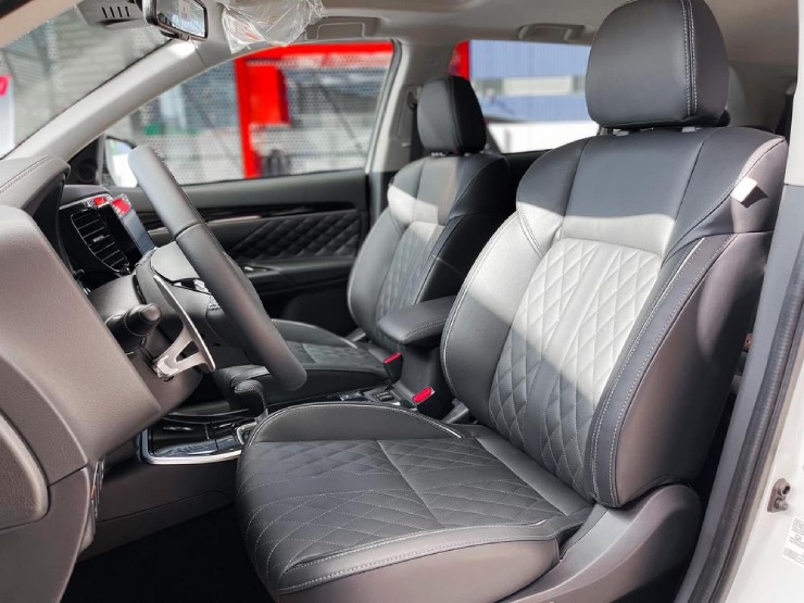 out12-1751068612-511-width740height555 Ngắm chi tiết dòng SUV Mitsubishi Outlander giá từ 825 triệu đồng - 9