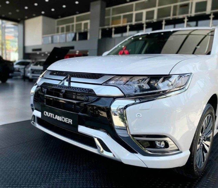 out2-1751068583-922-width740height638 Ngắm chi tiết dòng SUV Mitsubishi Outlander giá từ 825 triệu đồng - 3