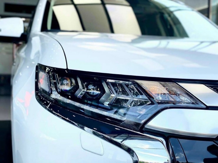 out4-1751068583-841-width740height555 Ngắm chi tiết dòng SUV Mitsubishi Outlander giá từ 825 triệu đồng - 1