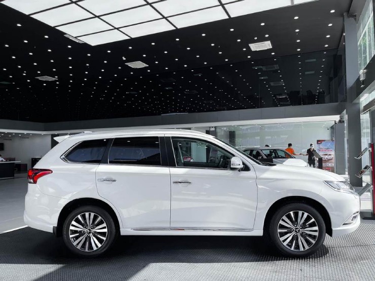 out7-1751068596-721-width740height555 Ngắm chi tiết dòng SUV Mitsubishi Outlander giá từ 825 triệu đồng - 6